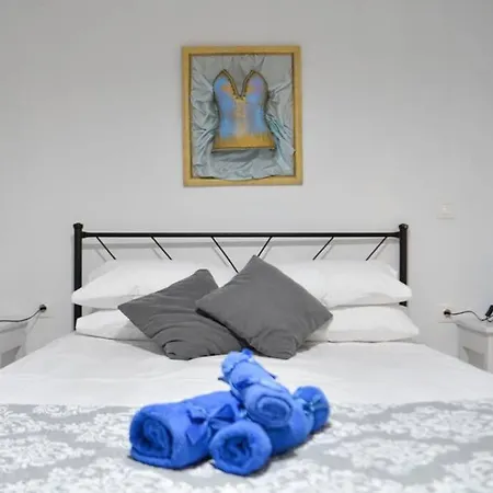 Seaside Alexandra,acharavi. * Aharávi